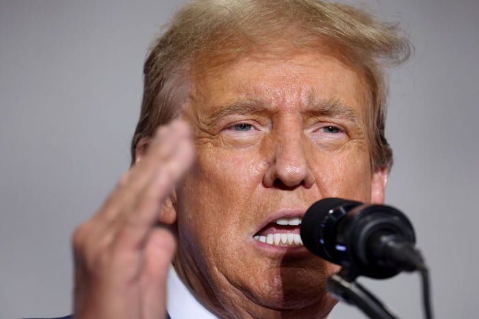 Foto colorida de Donald Trump durante discurso - Metrópoles