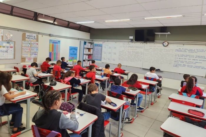 imagem colorida mostra crianças em sala de aula de escola em são paulo - metrópoles