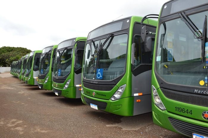Vário ônibus da cor verde enfileirados; passagens ficam mais caras - Metrópoles