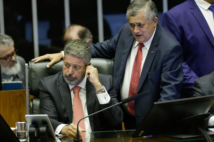 Imagem colorida do presidente da Câmara, Arthur Lira (PP-AL), e do líder do governo na Casa, José Guimarães (PT-CE), no plenário - Metrópoles