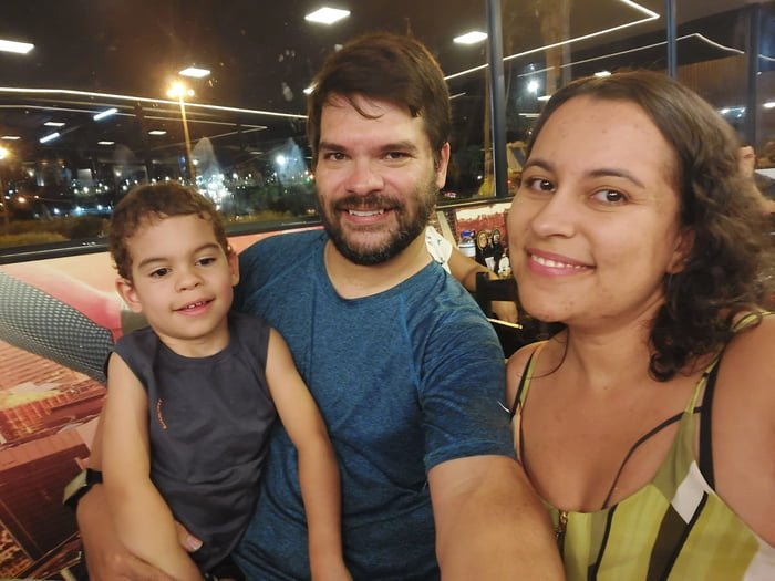 Foto colorida do menino com epilepsia Caio Henrique com os pais