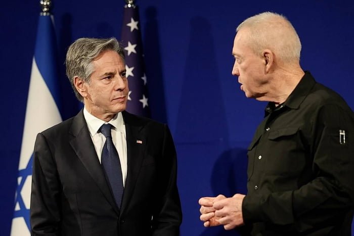 Foto colorida do Secretário de estado dos Estados Unidos, Antony Blinken, e ministro israelense da Defesa, Yoav Gallant - Metrópoles