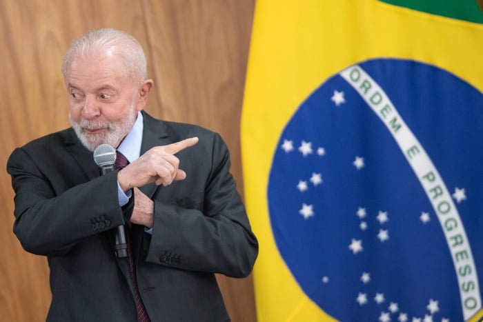 Imagem colorida de presidente Lula apontando - Metrópoles