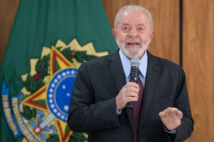 Imagem colorida de presidente Lula em discurso no Planalto - Metrópoles
