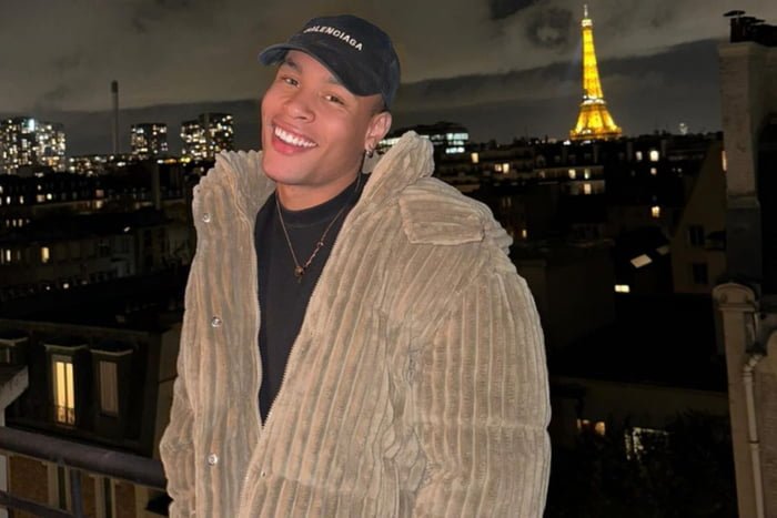 Imagem de homem negro, com casaco e boné, em frente à Torre Eiffel; sua morte é investigada pela polícia - Metrópoles