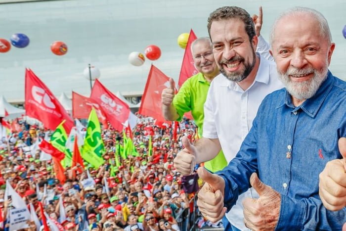 foto colorida de Lula durante evento das centrais sindicais na arena Corinthians - Metrópoles