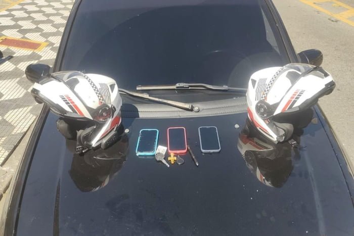 Imagem colorida mostra carro com celulares recuperados pela Polícia; veículo era usado por quadrilha que roubava pessoas na zona sul de São Paulo - Metrópoles
