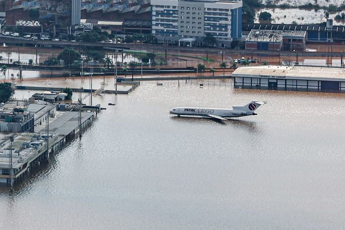 Imagem colorido do aeroporto de porto alegre inundado - Metrópoles