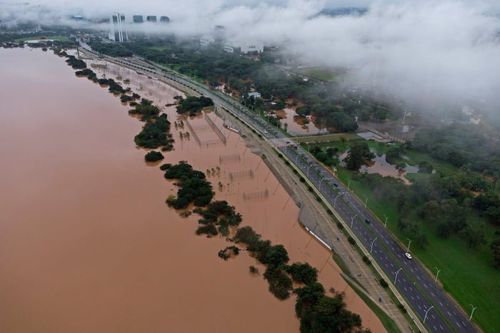 Vista aérea da margem do rio Guaíba após o transbordamento do rio em Porto Alegre - metrópoles
