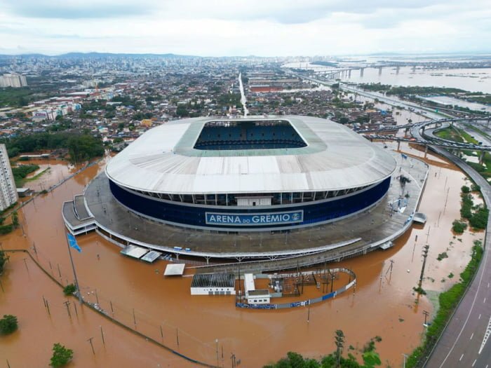 Imagem colorida da Arena Grêmio após inundação em decorrência de temporal no RS- Metrópoles