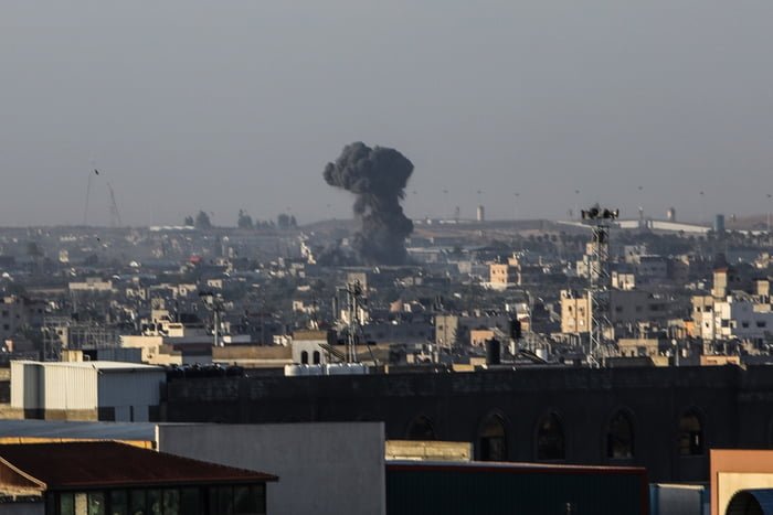 Fumaça sobe após ataques aéreos israelenses no leste de Rafah, na Faixa de Gaza - Metrópoles
