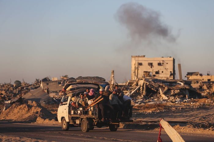 Imagem colorida mostra palestinos se deslocando de Rafah, na Faixa de Gaza, em um mini-caminhão - Metrópoles rafah gaza