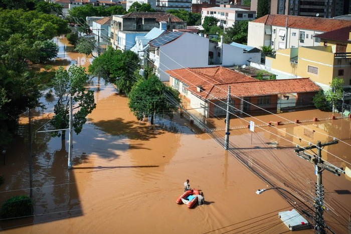 Pessoas são resgatadas de barco após a enchente do Rio Guaíba inundarem as ruas da cidade de Porto Alegre no Rio grande do Sul RS prefeito Brasil - Metrópoles