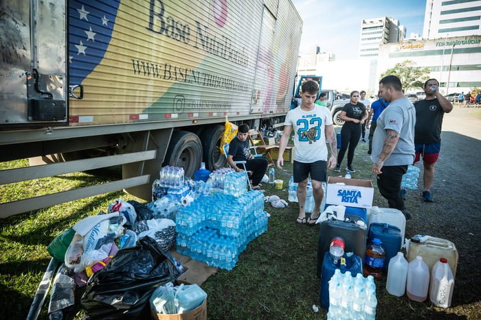 Pessoas recebem doações do governo após a enchente do Rio Guaíba inundarem as ruas da cidade de Porto Alegre no Rio grande do Sul RS - Metrópoles Ramagem