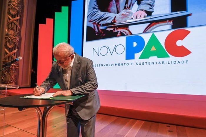 Imagem colorida do presidente Lula no lançamento do novo PAC - Metrópoles