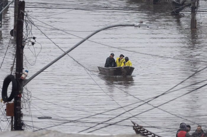 Barcos são usados para resgatar vítimas das enchentes no sul