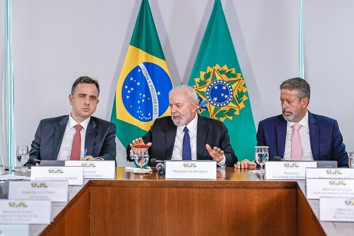 Imagem colorida de Rodrigo Pacheco, Lula e Arthur Lira, em mesa no Palácio do Planalto - Metrópoles