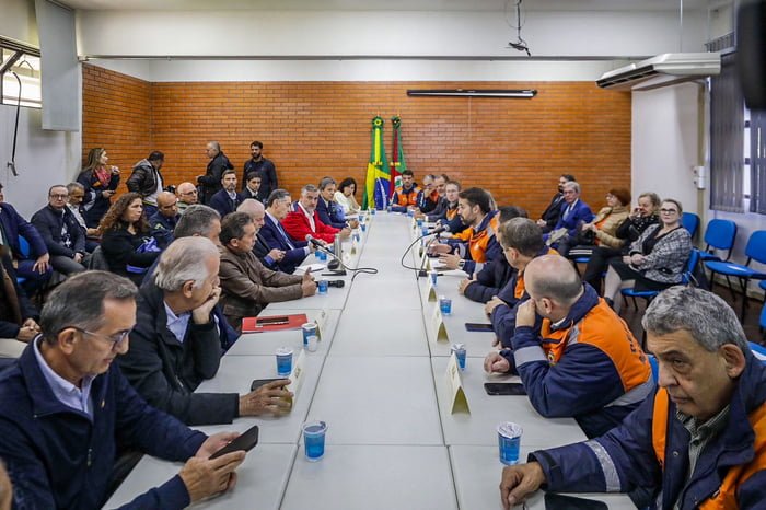 Imagem colorida de Lula em coletiva com ministros sobre as enchentes no Rio Grande do Sul, São Leopoldo - Metrópoles