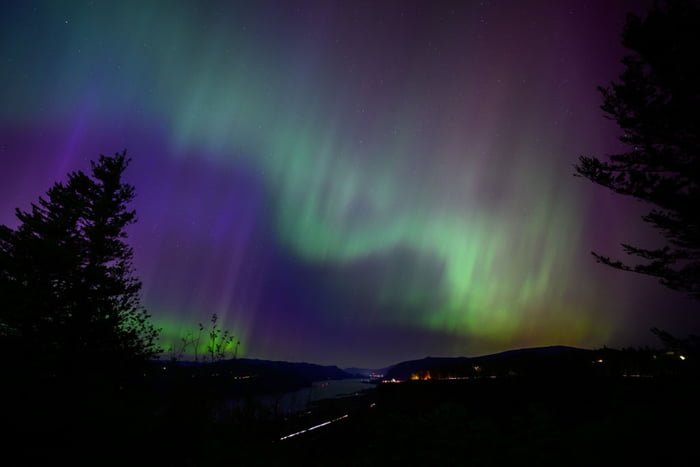 Foto colorida mostra aurora boreal - Metrópoles