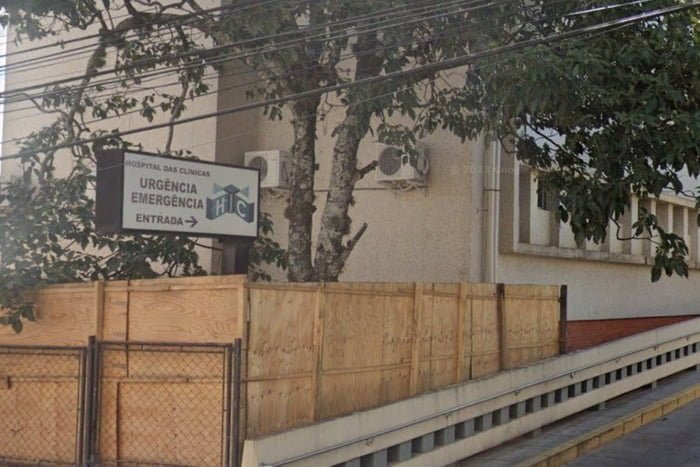 Imagem colorida de placa de entrada de emergência do Hospital das Clínicas de Marília, para onde homem atropelado por caminhão foi levado - Metrópoles
