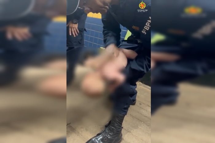 Imagem de policial salvando bebê engasgado