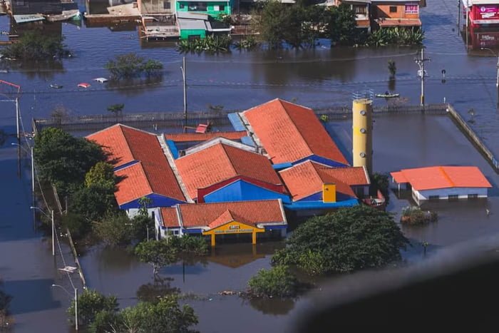Imagem colorida de escola inundada em Porto Alegre - Metrópoles