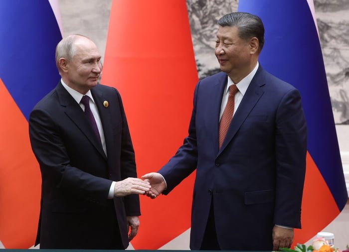 Imagem colorida mostra Putin e Xi JInping apertando as mãos durante visita do presidente da Rússia à China - Metrópoles