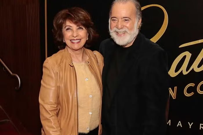 Tony Ramos e a esposa, Lidiane Barbosa posam juntos e sorridentes - Metrópoles