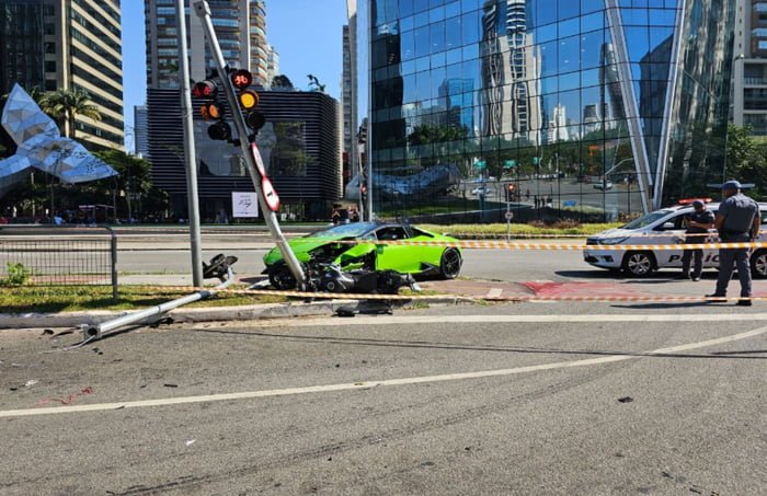 Foto colorida de colisão de trânsito na Faria Lima