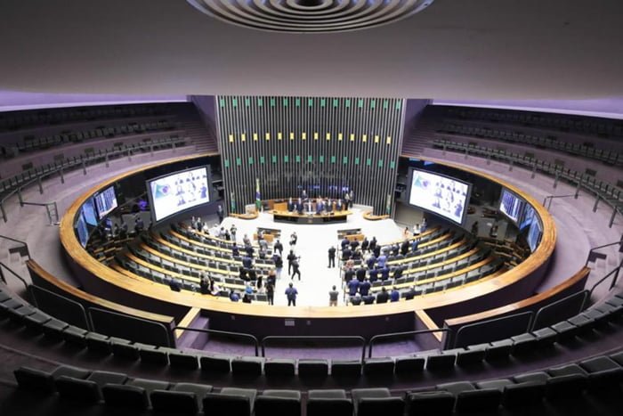 Foto colorida do Plenário da Câmara dos Deputados - Metrópoles
