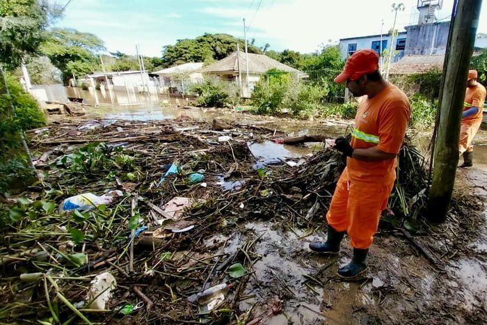 Lixo após as enchentes no Rio Grande do Sul