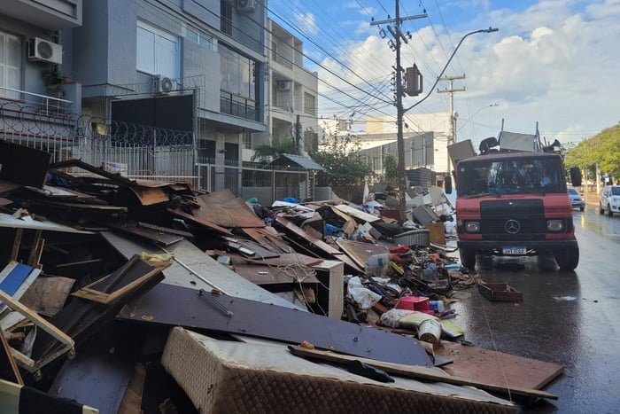 Resíduos e lixo no bairro Cidade Baixa em Porto Alegre enchentes