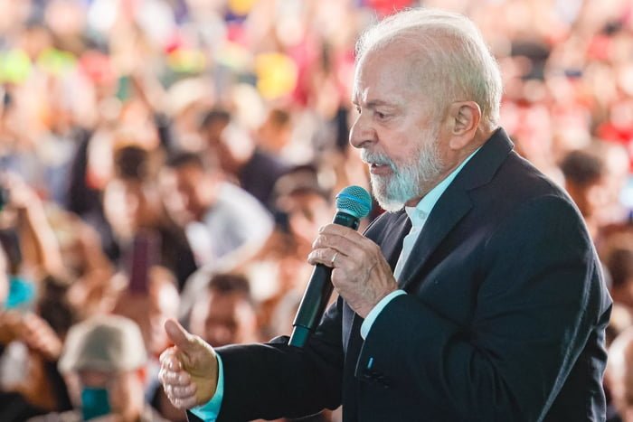 Imagem colorida mostra o presidente Lula fazendo um joinha - Metrópoles