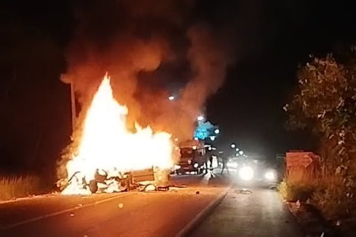 Foto colorida de carro em chamas em rodovia - Metrópoles