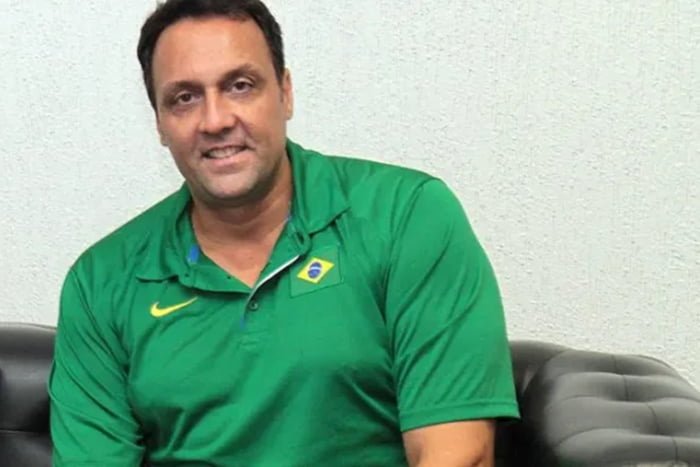 Campeão olímpico, Pampa posa de blusa verde com a bandeira do Brasil - Metrópoles