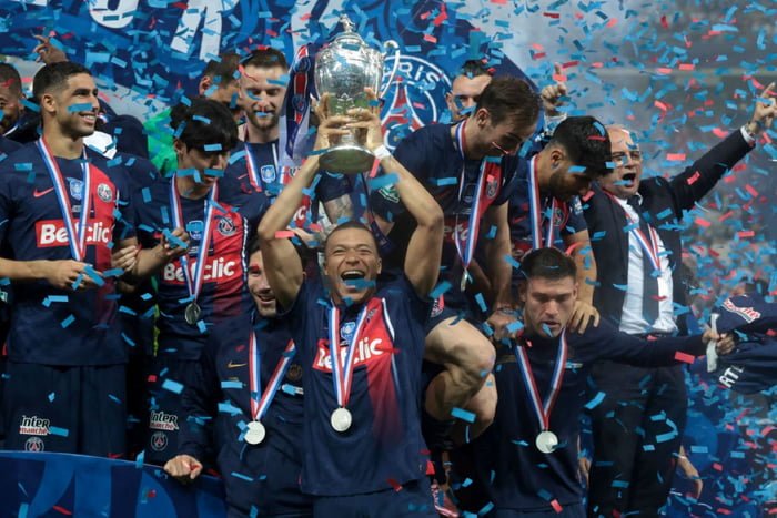 Kylian Mbappe do PSG comemora com outros hjogadores do time conquista da Copa da França