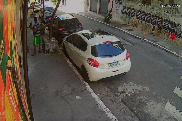 Imagem colorida mostra criminosos invadindo bar na Santa Cecília - Metrópoles