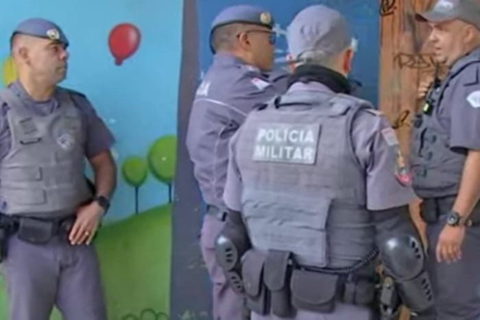 Imagem colorida de policiais militares após abordagem a suspeitos - Metrópoles