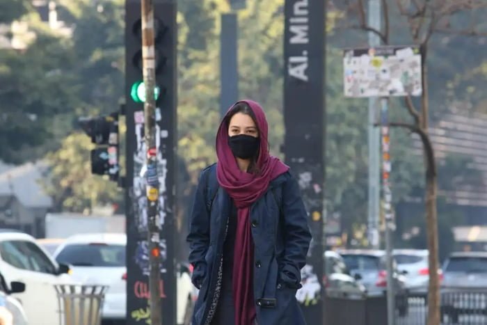 foto de mulher agasalhada caminhando em SP em dia de frio frente fria - Metrópoles