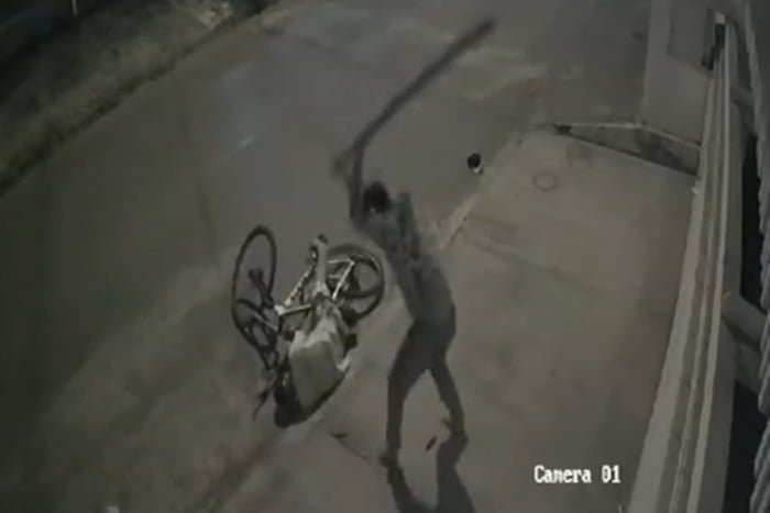 Câmeras de segurança flagraram o momento exato que um jovem de 20 anos é agredido a pauladas enquanto andava de bicicleta, na noite dessa terça-feira (28/5), na quadra 805 do Recanto das Emas. 
