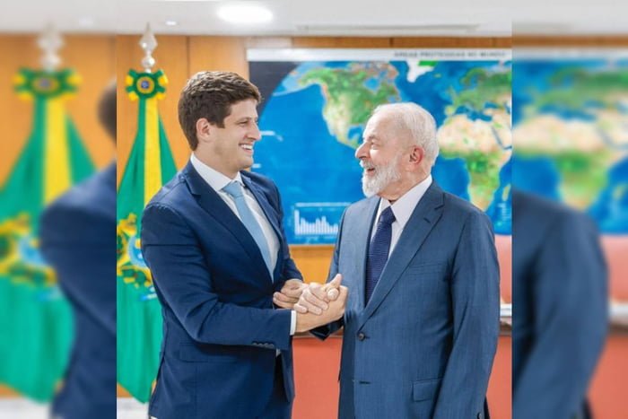 Imagem colorida mostra presidente Lula apertando a mão do prefeito de Recife, João Campos - Metrópoles