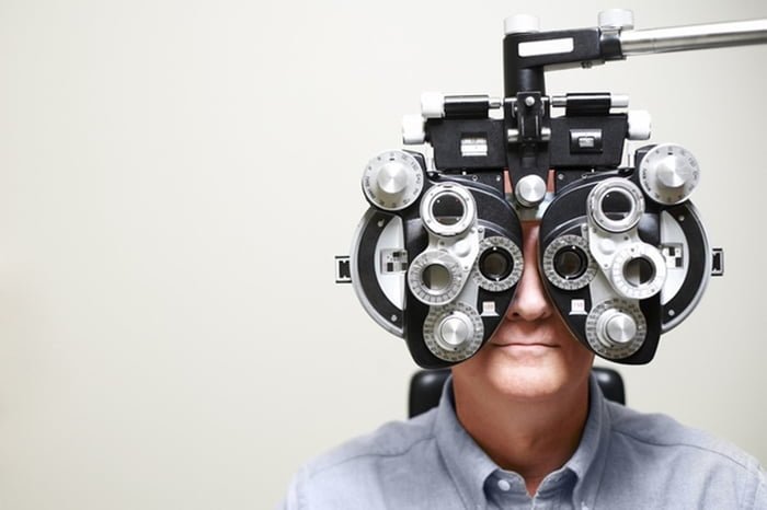 Foto colorida de homem em exame de visão - Metrópoles