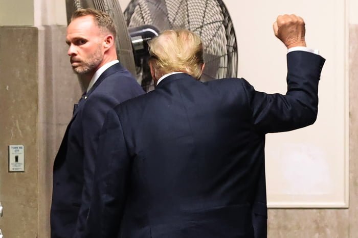 Imagem colorida mostra o ex-presidente dos Estados Unidos DOnald Trump em julgamento - Metrópoles