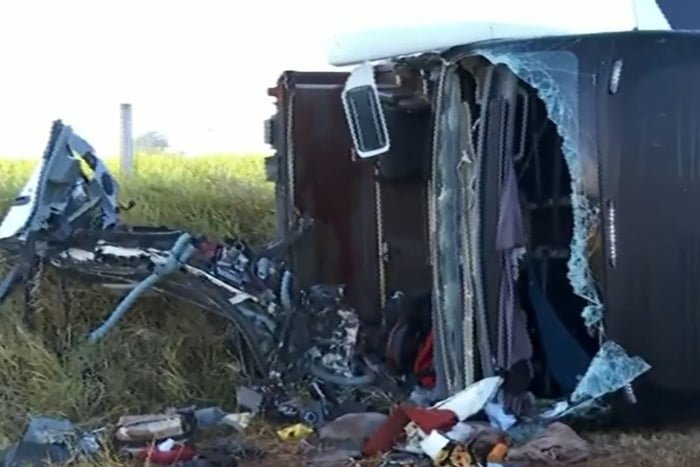 Imagem colorida mostra ônibus destruído após acidente em rodovia