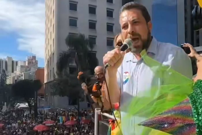 Foto colorida do deputado Guilherme Boulos discursando ao microfone em cima de caminhão de som na Parada LGBT+ na Avenida Paulista - Metrópoles