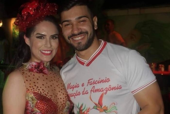 Djidja e o ex-namorado Bruno Roberto posam sorridentes - Metrópoles