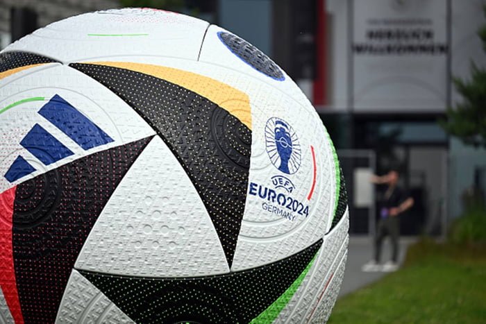 Imagem colorida de bola com tema da Eurocopa 2024 - Metrópoles