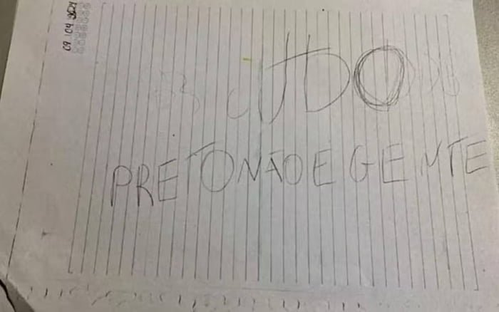 imagem colorida aluno escreve bilhete racista professora