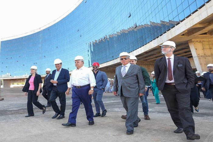 Governador Ibaneis Rocha visita obra da nova sede do TRF1