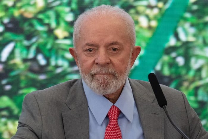 Imagem colorida do presidente Lula com microfone aborto - Metrópoles